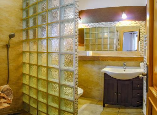 y baño con lavabo, aseo y espejo. en SIKY-LIPTOV, en Liptovský Ján