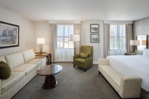 een hotelkamer met een bed en een bank bij Marriott Syracuse Downtown in Syracuse