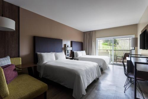Habitación de hotel con 2 camas y balcón en Santa Ynez Valley Marriott en Buellton