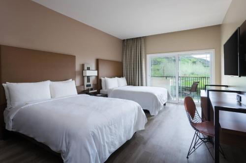 Кровать или кровати в номере Santa Ynez Valley Marriott