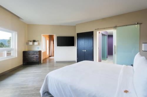 Кровать или кровати в номере Santa Ynez Valley Marriott