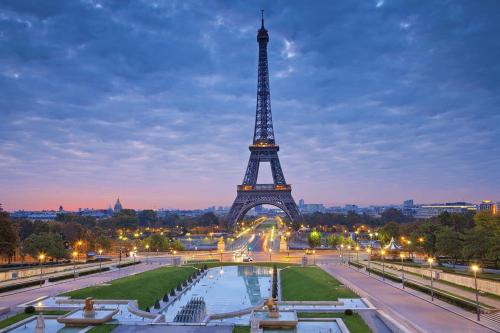 - Vistas a la torre Eiffel por la noche en Trocadéro- 2 pièces lumineux, en París