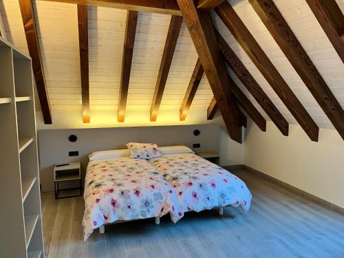 a bedroom with a large bed in a attic at HOTEL RURAL BASQUE IRATI in Espinal-Auzperri