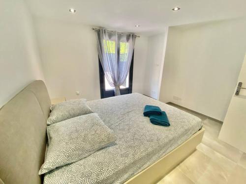 Zdjęcie z galerii obiektu REZ de VILLA STÉPHAN moderne avec SPA/JACUZZI 4pax w Fréjus