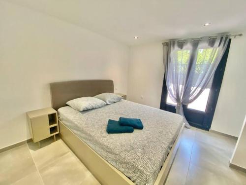 Zdjęcie z galerii obiektu REZ de VILLA STÉPHAN moderne avec SPA/JACUZZI 4pax w Fréjus