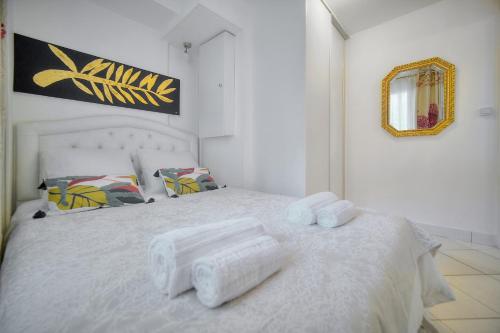 une chambre avec un lit blanc avec des serviettes dessus dans l'établissement 2 pieces moderne centre ville A1B237, à Cannes