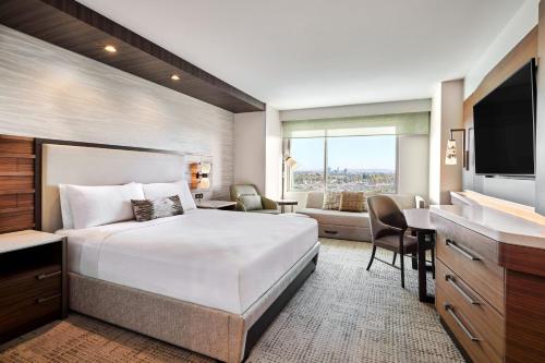 アナハイムにあるJW Marriott, Anaheim Resortのベッドとテレビが備わるホテルルームです。