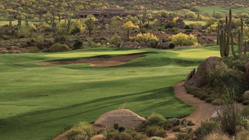 Kemudahan golf di resort atau berdekatan