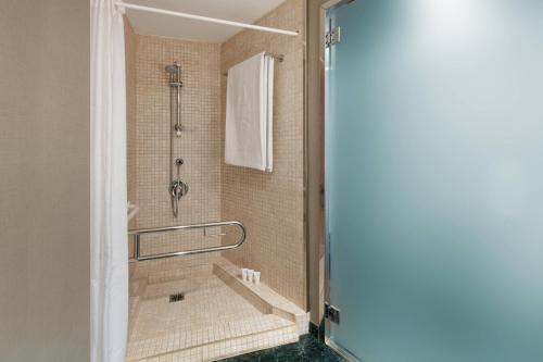 W łazience z przeszklonymi drzwiami znajduje się prysznic. w obiekcie AC Hotel Gran Canaria by Marriott w mieście Las Palmas de Gran Canaria