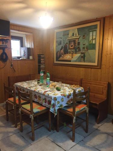 jadalnia ze stołem i 2 krzesłami w obiekcie Casa Bocchigliero 