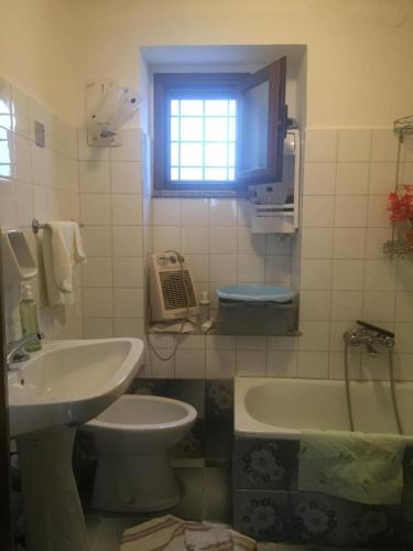 łazienka z umywalką, toaletą i wanną w obiekcie Casa Bocchigliero 