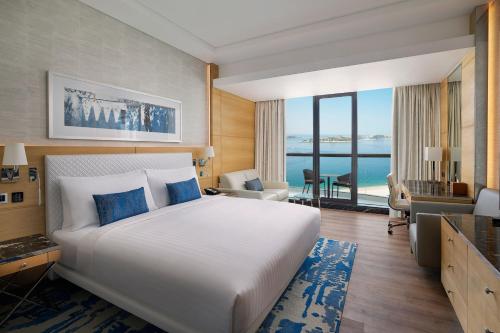 Postel nebo postele na pokoji v ubytování Marriott Resort Palm Jumeirah, Dubai