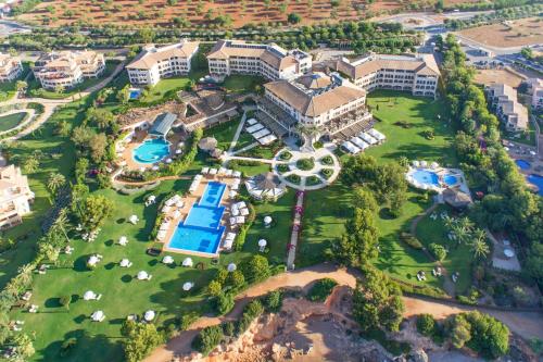 eine Luftansicht eines Resorts mit Pool in der Unterkunft The St. Regis Mardavall Mallorca Resort in Portals Nous