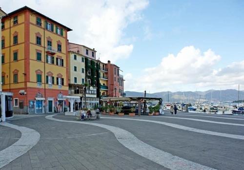 una strada in una città con edifici e un porto di Ilia a Lerici