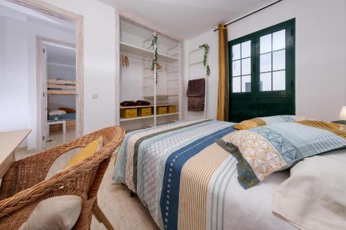 1 dormitorio con 1 cama, mesa y sillas en Casa Gemma-quiet and relaxing place en Costa Teguise