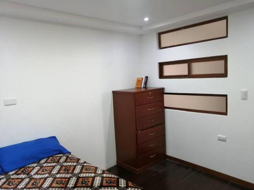 1 dormitorio con 1 cama y vestidor en Cómodo conjunto residencial en la cuidad de Cuenca, en Cuenca