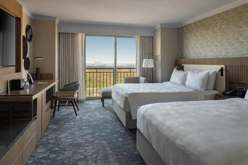 um quarto de hotel com duas camas e uma varanda em JW Marriott Orlando Grande Lakes em Orlando
