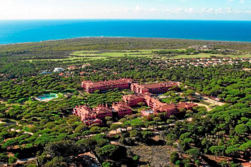 uma vista aérea de uma mansão com o oceano ao fundo em Sheraton Cascais Resort - Hotel & Residences em Cascais