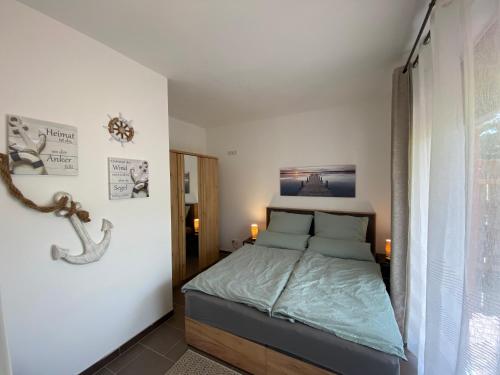niewielka sypialnia z łóżkiem z zieloną pościelą w obiekcie Ferienwohnung "Seeperle" Marina Mücheln Geiseltalsee w mieście Mücheln