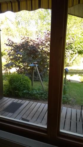 Blick aus einem Fenster einer Veranda in der Unterkunft maison bois in Ruaudin