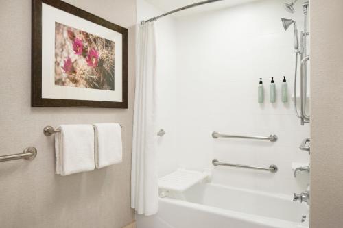 y baño con bañera blanca y ducha. en Courtyard by Marriott Scottsdale Salt River, en Scottsdale