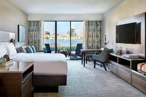 ein Hotelzimmer mit einem Bett und einem großen Fenster in der Unterkunft Coronado Island Marriott Resort & Spa in San Diego