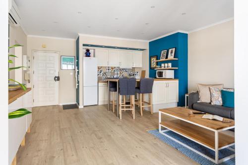 Stylish flat with balcony overlooking the sea