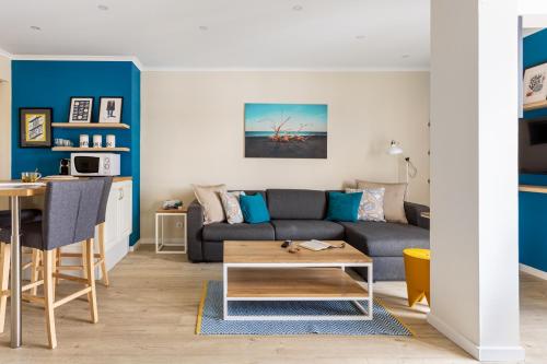Stylish flat with balcony overlooking the sea