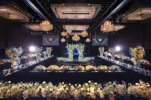 a large room filled with lots of flowers and chandeliers at JW Marriott Hotel Seoul in Seoul