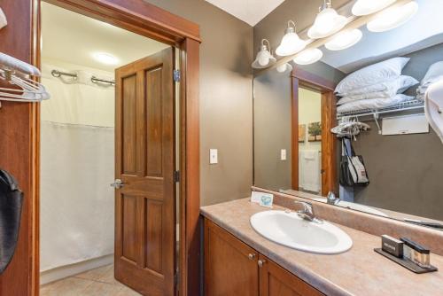La salle de bains est pourvue d'un lavabo et d'un miroir. dans l'établissement A313 Studio & Loft Lake View, à Oakland