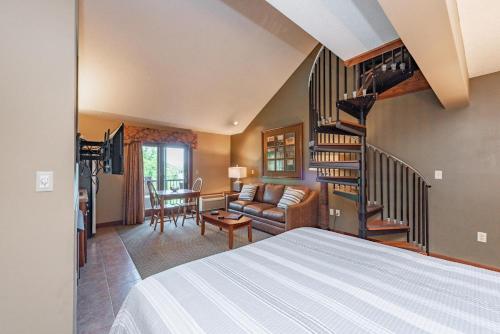 1 dormitorio con 1 cama y escalera de caracol en A313 Studio & Loft Lake View, en Oakland