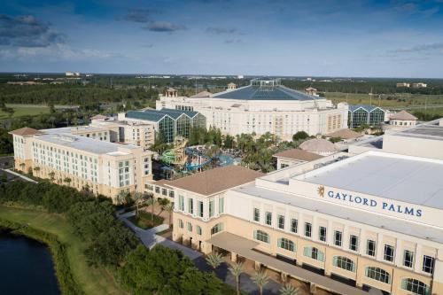 una vista aérea del complejo y casino de Grandlord Palmes en Gaylord Palms Resort & Convention Center, en Orlando