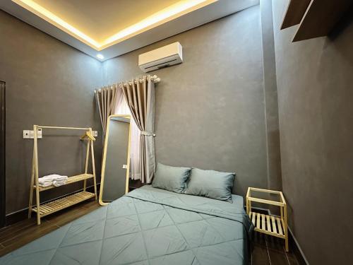 een kleine kamer met een bed en een raam bij Mario Home in Phu Quoc