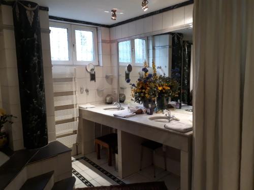 baño con 2 lavabos y espejo grande en maison Alsacienne du 18eme siècles, en Brumath