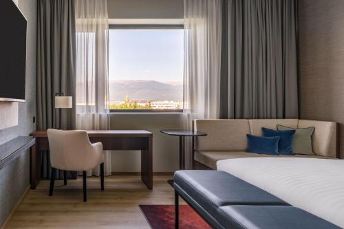 Cama ou camas em um quarto em Geneva Marriott Hotel