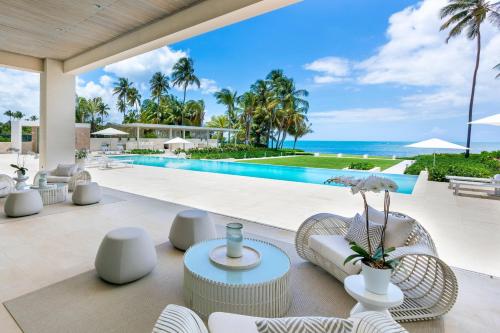 uitzicht op het zwembad en de oceaan vanuit de villa bij St. Regis Bahia Beach Resort, Puerto Rico in Rio Grande