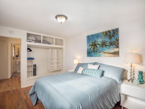 Un pat sau paturi într-o cameră la Relaxing 3 bedroom Santa Cruz house, 5min to beach