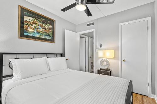 Un pat sau paturi într-o cameră la Sunset Beach Suites