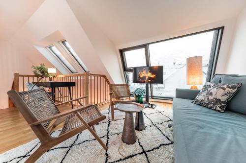 een woonkamer met een bank en een tafel bij Smile Apartments Döbling in Wenen