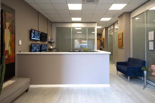 an office lobby with a counter and a blue chair at Quadra Key Easy Home In Florence in Florence