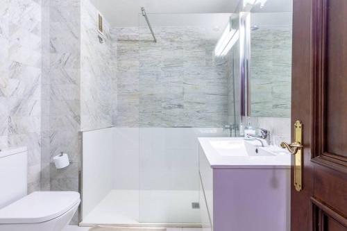 łazienka z toaletą i umywalką w obiekcie Premium Suite, Puerta del Sol w mieście Vigo