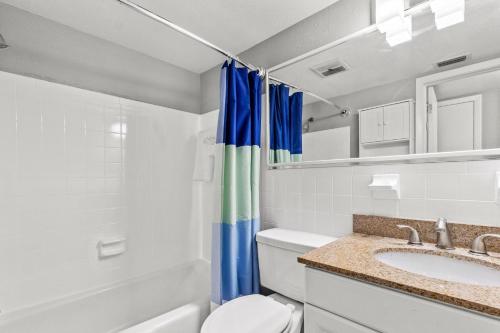 een badkamer met een wastafel en een toilet bij Sunset Beach Suites in St Pete Beach