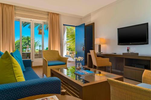 パラカスにあるHotel Paracas, a Luxury Collection Resort, Paracasのリビングルーム(ソファ、テレビ付)