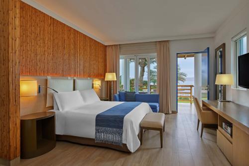 Hotel Paracas, a Luxury Collection Resort, Paracas في باراكاس: غرفه فندقيه سرير وتلفزيون