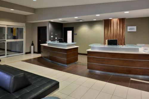 um lobby com uma sala de espera com um balcão em Residence Inn by Marriott Springfield South em Springfield