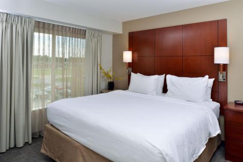 Кровать или кровати в номере Residence Inn by Marriott Springfield South