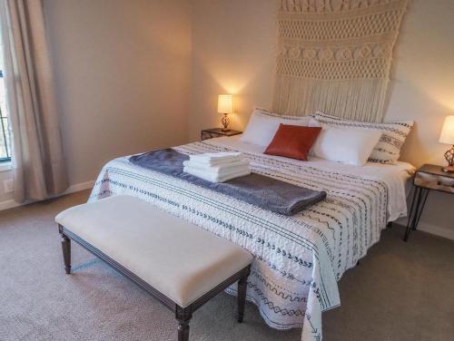 um quarto com 2 camas e lençóis brancos em Golf, Bike, Lake Cottage 3 BR 5 min Bryce Resort em Basye