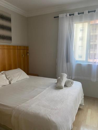 Un pat sau paturi într-o cameră la Oscar Freire Jardins SP