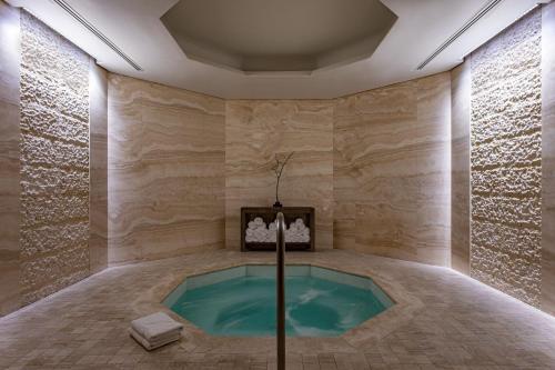 Koupelna v ubytování The St. Regis Bal Harbour Resort