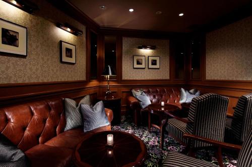 a waiting room with leather couches and a table at Yokohama Bay Sheraton Hotel and Towers in Yokohama